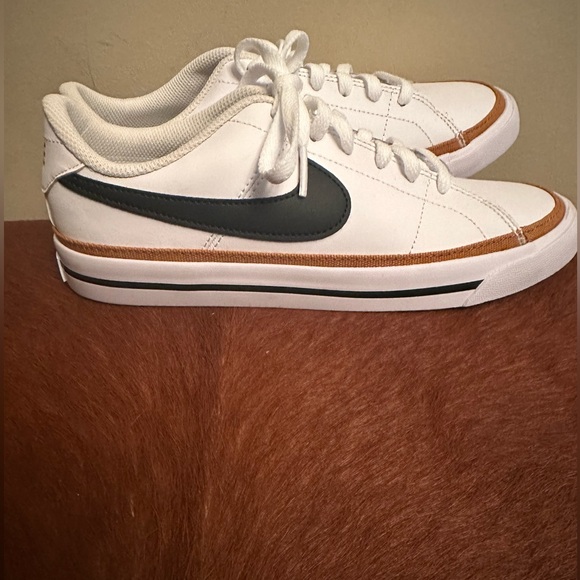 **** KIDS 5 WOMEN’S 7 *****
New Nike white AB’s - Picture 3 of 4